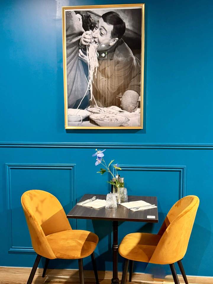 Table style contemporain au Via Napoli Marignane