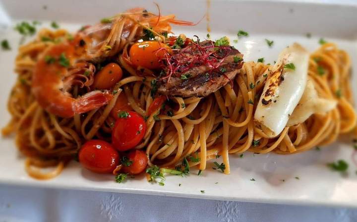 Dégustez des produits marins frais cuisinés selon la tradition italienne.