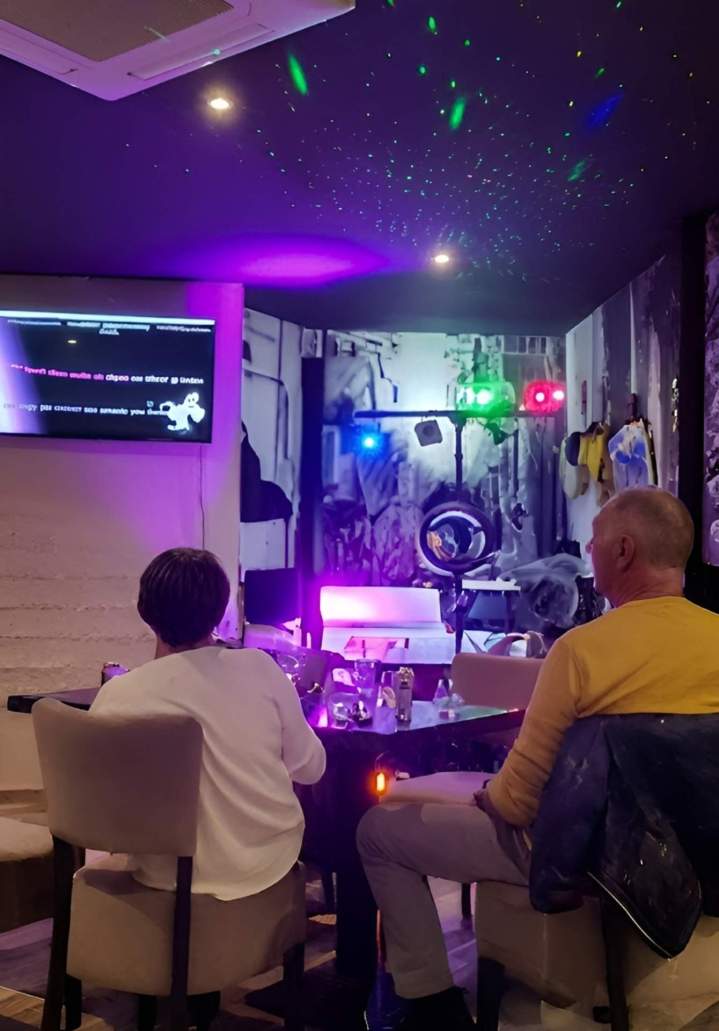 Vibrez au rythme de nos soirées musicales et festives hebdomadaires.